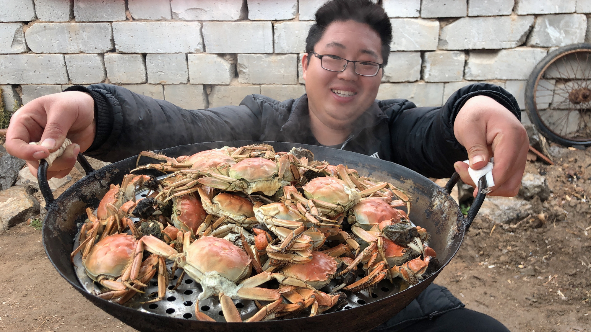 大闸蟹新吃法!100元买4斤,配上啤酒,香味四溢,一次吃过瘾了!
